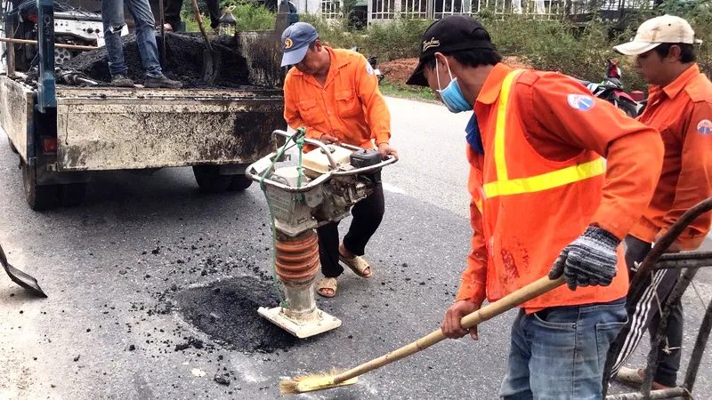 Sử dụng máy đầm, vá các điểm hư hỏng trên QL1A qua Thừa Thiên - Huế