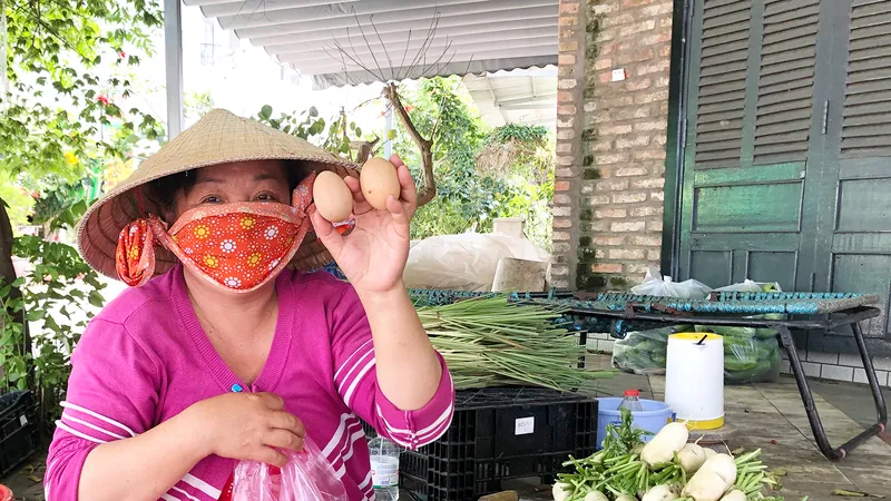 Mấy cô bán hàng ở chợ chồm hổm miền Tây thiệt thà như tính cách của người dân nơi đây