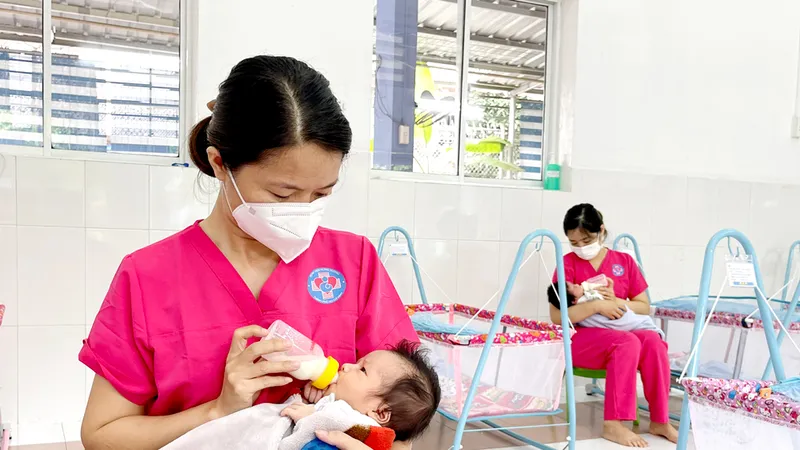 Các tình nguyện viên chăm sóc trẻ tại Trung tâm H.O.P.E bằng tất cả tình yêu thương. Ảnh: HOÀNG HÙNG
