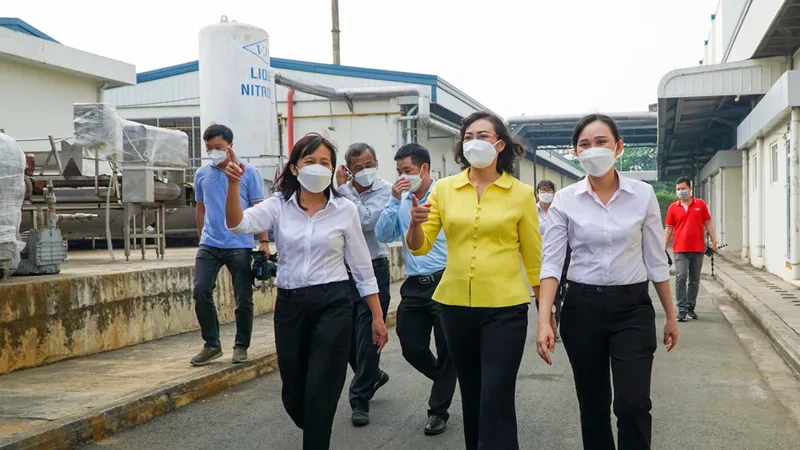 Lãnh đạo TPHCM đi thăm, lắng nghe, kịp thời chỉ đạo và sẵn sàng hỗ trợ các doanh nghiệp tháo gỡ khó khăn. Ảnh: HOÀNG HÙNG