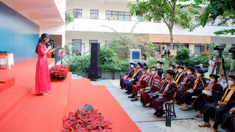 Trao bằng tốt nghiệp hơn 4.200 cử nhân