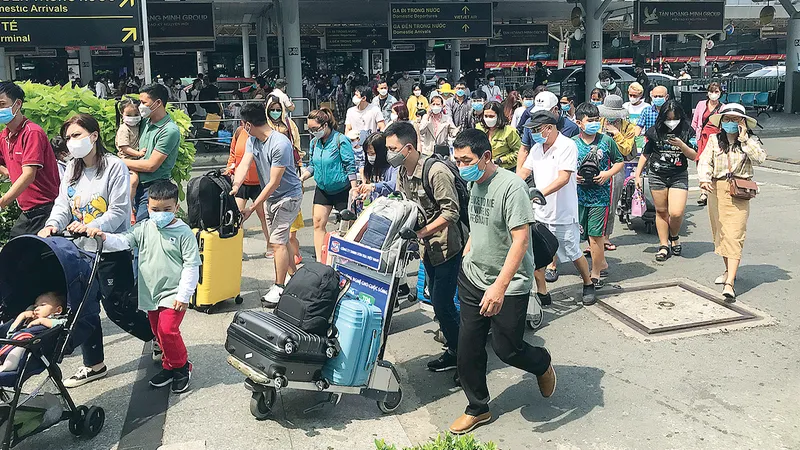 Rất đông người dân trở lại TPHCM qua sân bay Tân Sơn Nhất. Ảnh: QUỐC HÙNG