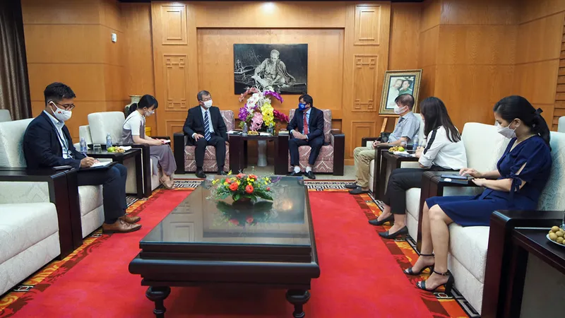 Tổng Lãnh sự Nhật Bản tại TPHCM đến thăm và làm việc với lãnh đạo Báo Sài Gòn Giải Phóng. Ảnh: ĐỨC CƯỜNG