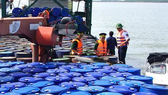 Giữ tàu chở 100.000 lít dầu DO lậu 