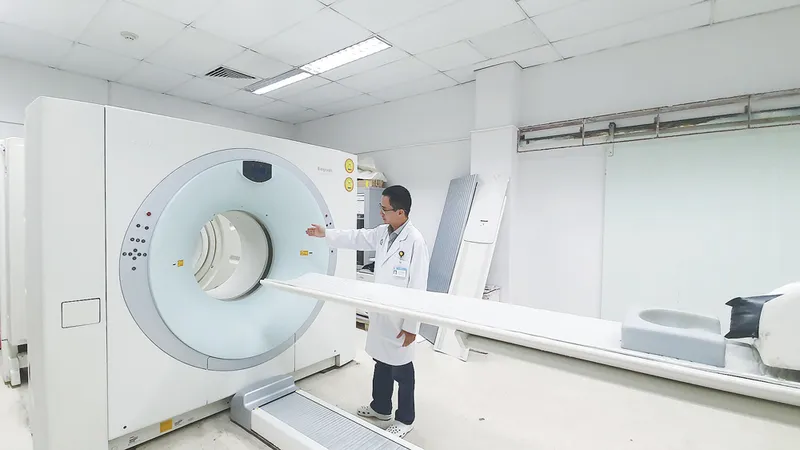 Kỹ sư đang kiểm tra hệ thống PET/CT trước khi vận hành tại Bệnh viện Chợ Rẫy. Ảnh: THÀNH SƠN