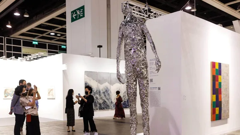 Một gian trưng bày các tác phẩm nghệ thuật tại Art Basel Hong Kong 2022