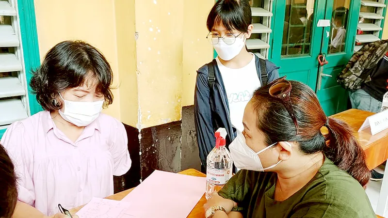Phụ huynh Trường THPT Trưng Vương (quận 1, TPHCM) tham gia tư vấn chọn tổ hợp môn học lớp 10, sáng 14-7