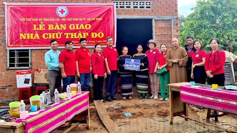 Tặng nhà, khám bệnh, mổ mắt cho người nghèo
