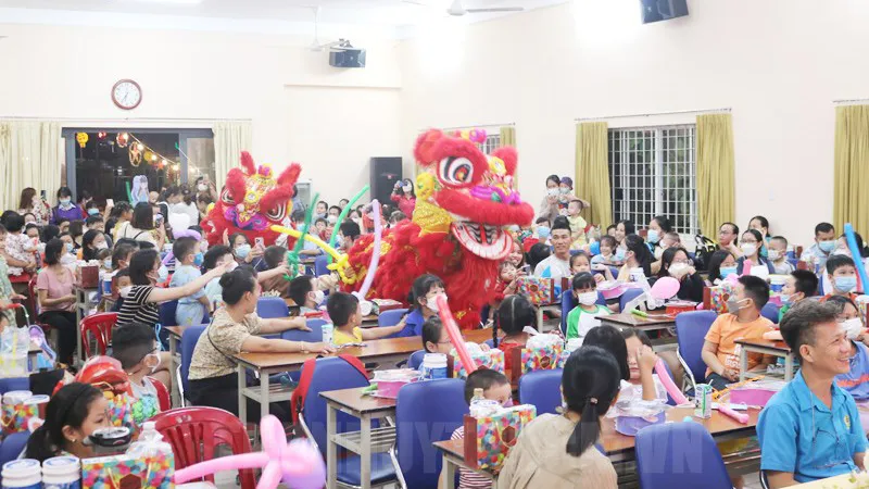 Con công nhân, trẻ khuyết tật vui Tết Trung thu