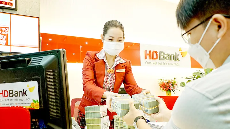 Giao dịch tại ngân hàng ở TPHCM. Ảnh: HOÀNG HÙNG