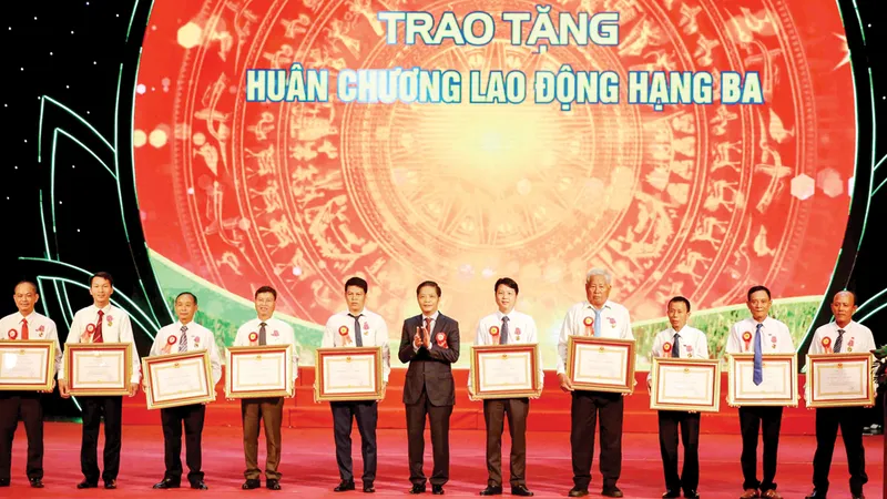 Trưởng Ban Kinh tế Trung ương Trần Tuấn Anh trao Huân chương Lao động hạng ba của Chủ tịch nước tặng 10 nông dân có thành tích xuất sắc trong giai đoạn 2017 - 2022. Ảnh: TTXVN