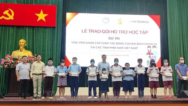 Trao học bổng, phương tiện học tập cho trẻ mồ côi vì Covid-19