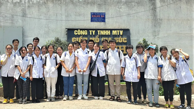 Sinh viên ngành Chăn nuôi Trường ĐH Nông Lâm TPHCM tham quan, học tập tại Công ty TNHH Giết mổ gia súc Tân Bình (tỉnh Bình Dương)