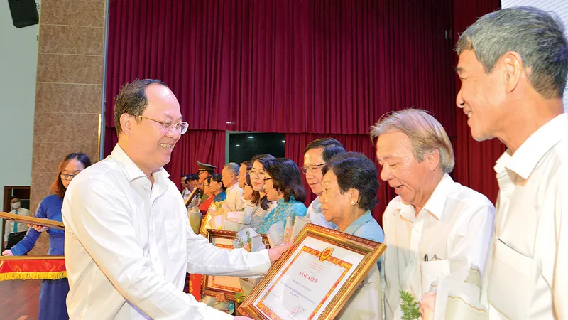 Phó Bí thư Thành ủy TPHCM Nguyễn Hồ Hải tặng bằng khen các cá nhân có thành tích xuất sắc