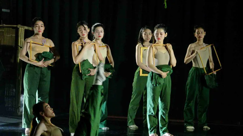 Dàn nghệ sĩ múa trẻ tài năng của HBSO tham gia vở kịch múa Hoàng hôn