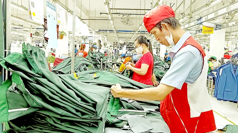 Các doanh nghiệp đang tìm mọi cách để hỗ trợ người lao động dịp cuối năm. Ảnh: NGÔ BÌNH
