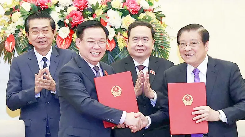 Chủ tịch Quốc hội Vương Đình Huệ và Trưởng Ban Nội chính Trung ương Phan Đình Trạc ký quy chế phối hợp. Ảnh: QUANG PHÚC