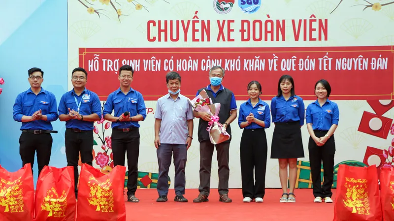 Chung tay lo tết cho sinh viên khó khăn