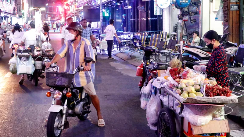 Giải pháp căn cơ quản lý vỉa hè, lòng đường - Thu phí hợp lý, xử lý nghiêm các hành vi lấn chiếm