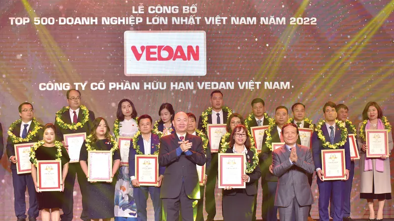 Bà Hà Thị Hòa Bình (Phó Giám đốc) - Đại diện Công ty Vedan Việt Nam nhận chứng nhận từ ban tổ chức
