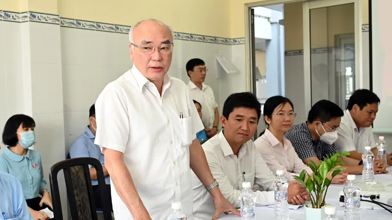 Đồng chí Phan Nguyễn Như Khuê đến thăm, chúc tết tại Bệnh viện quận 6. Ảnh: VĂN MINH