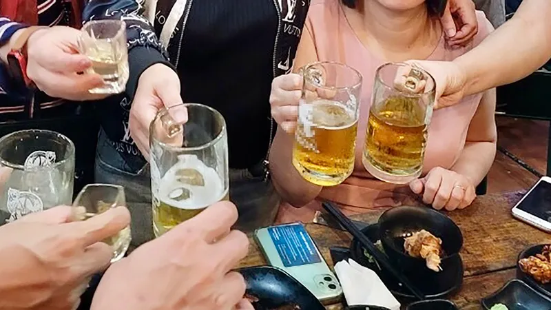 Cuộc vui “sấp mặt” mừng tân niên của bạn trẻ. Ảnh: N.HÀ