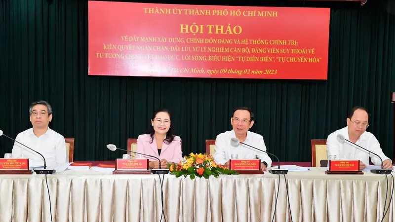 Các đồng chí chủ trì hội thảo. Ảnh: VIỆT DŨNG