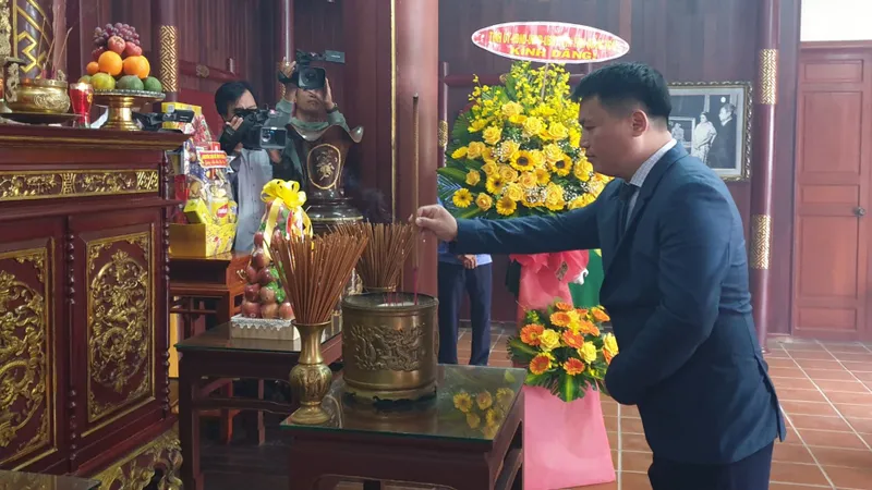 Dâng hương kỷ niệm 117 năm ngày sinh cố Thủ tướng Phạm Văn Đồng