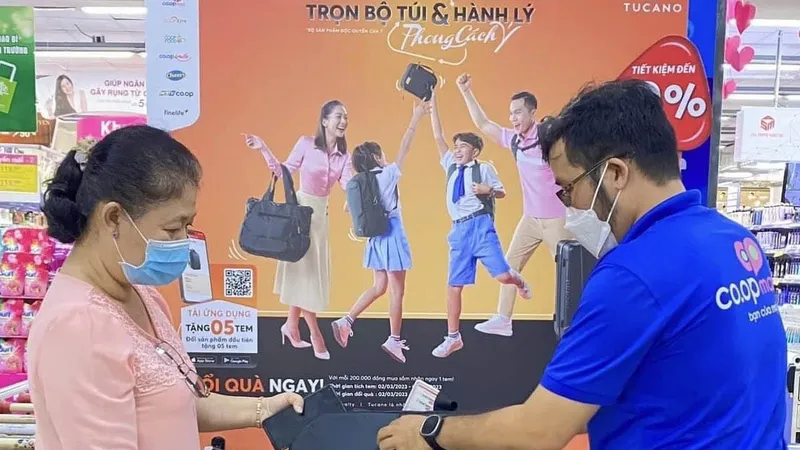 Gần 100 khách hàng tích đủ tem và đổi quà trong ngày đầu tiên thực hiện chương trình