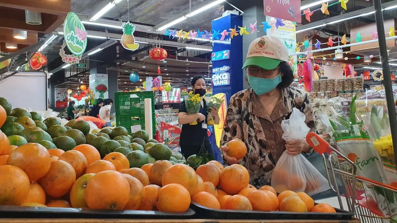 Người tiêu dùng chọn mua trái cây tại siêu thị