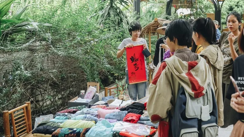 Phiên chợ “Lại đây sống xanh mùa hè”