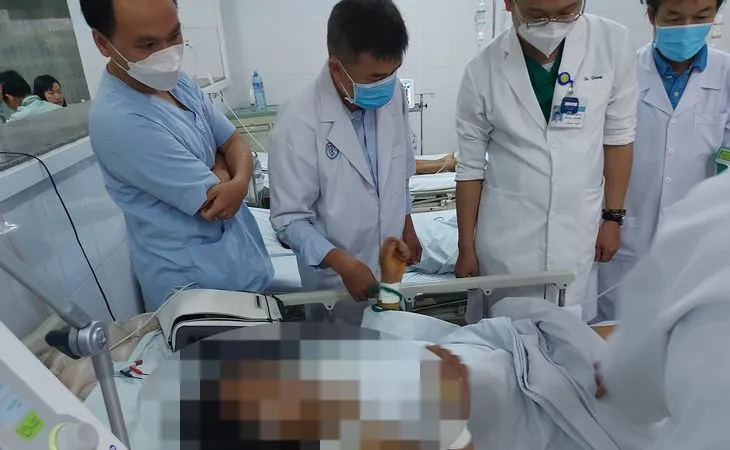 Các bác sĩ thăm khám cho bệnh nhân bị ngộ độc Botulinum ở Quảng Nam