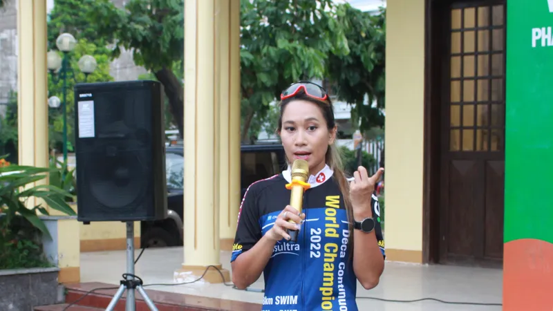 Runner Thanh Vũ đạp xe xuyên Việt kêu gọi hành động vì môi trường