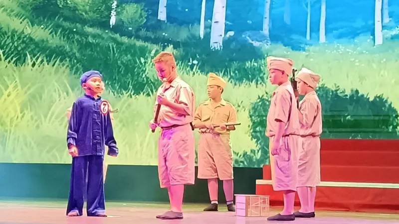 Học sinh tiểu học hào hứng tham gia hội thi nhạc kịch lịch sử bằng tiếng Anh