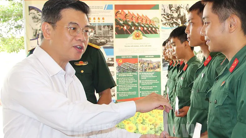Thăm và tặng quà chiến sĩ mới