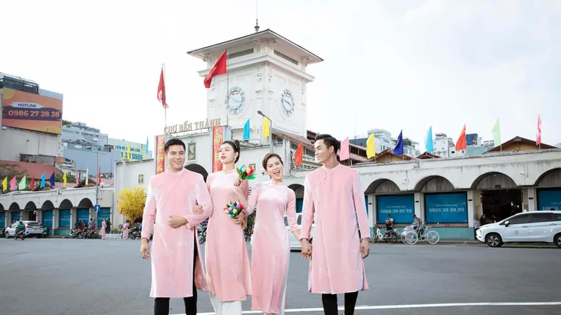 NTK Việt Hùng giới thiệu BST Việt Nam tươi đẹp. Ảnh: THÀNH CÂN