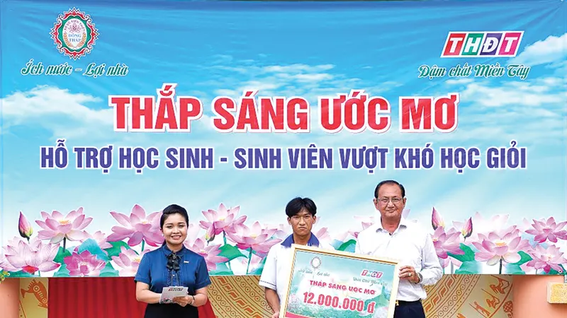 Công ty TNHH MTV XSKT Đồng Tháp trao học bổng cho học sinh nghèo hiếu học