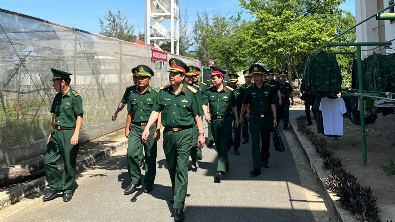 Thiếu tướng Phạm Mạnh Cường kiểm tra quân phục chiến sĩ biên phòng.