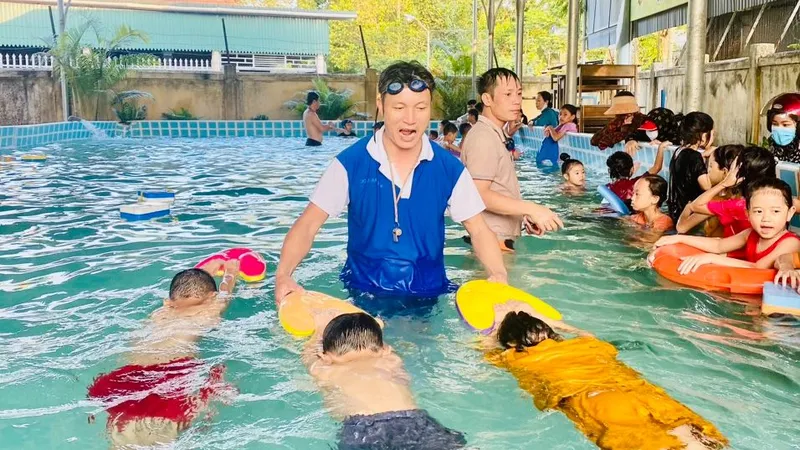 Dạy bơi cho hơn 400 học sinh miền núi tỉnh Quảng Bình