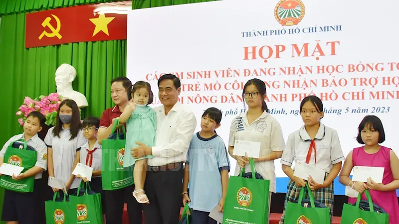 Trao hơn 200 triệu đồng cho học sinh, sinh viên khó khăn, mồ côi