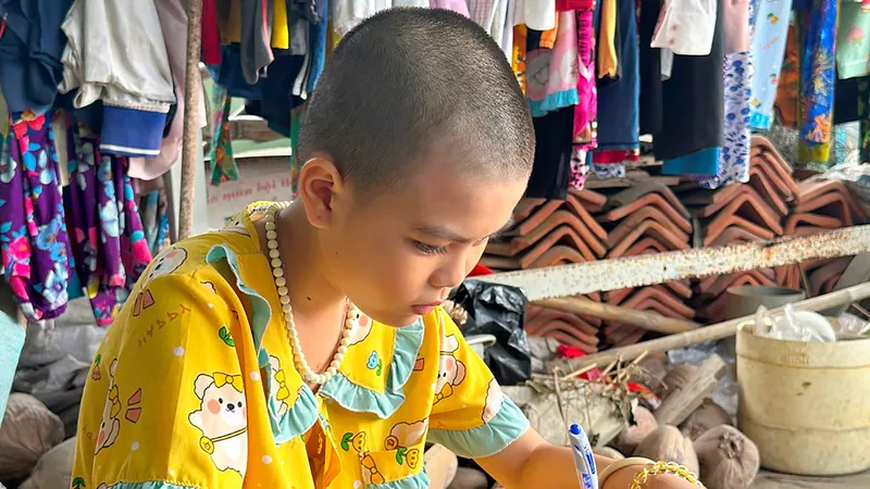Bé gái bị u não ước mơ trở lại trường