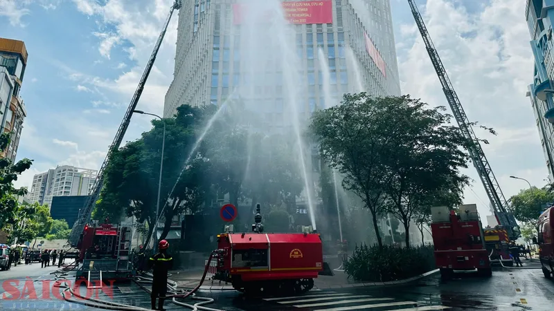 Diễn tập chữa cháy ở tòa nhà Vietcombank Tower. Ảnh CHÍ THẠCH 