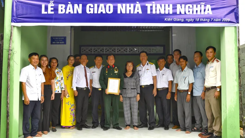 Trao quyết định tặng nhà tình nghĩa cho gia đình cựu chiến binh Phạm Hoàng Phương