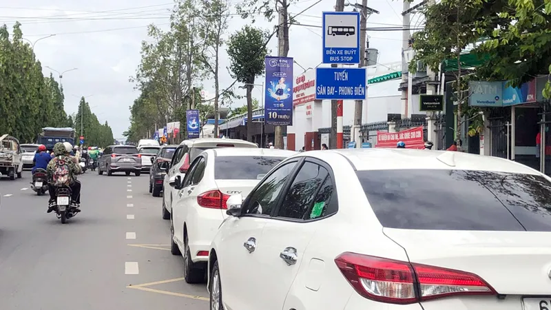 Xe đậu tràn lan trước cổng bệnh viện