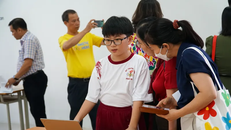 TPHCM: Học sinh tiểu học trổ tài trình diễn AI trong lớp học thông minh