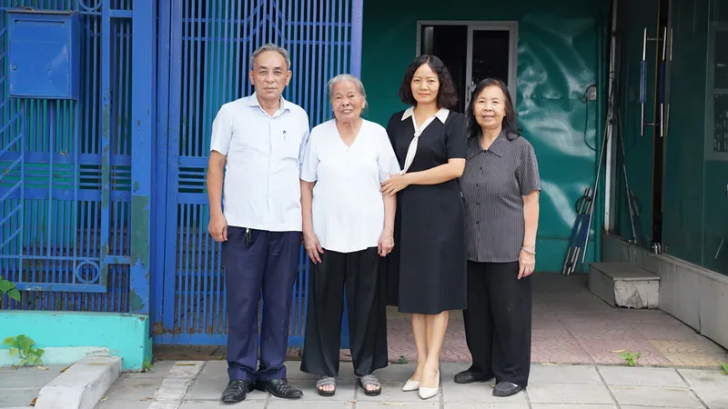 Hàng ngày, bà Nguyễn Thị Thăng (áo trắng) vẫn đến Trung tâm tư vấn pháp luật làm việc cùng các đồng nghiệp