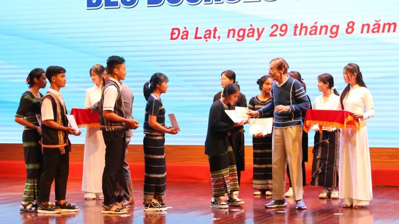 Học bổng Vallet trao 155 suất cho học sinh, sinh viên Tây Nguyên, Nam Trung bộ