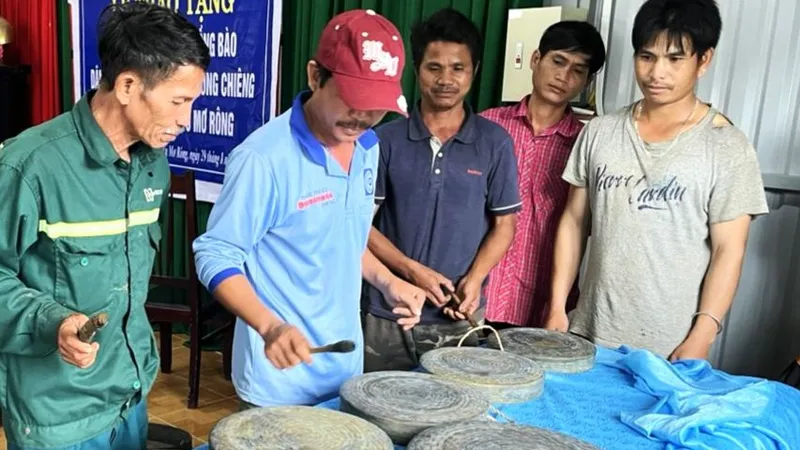  Tặng chiêng quý cho người Xơ Đăng ở vùng căn cứ cách mạng 