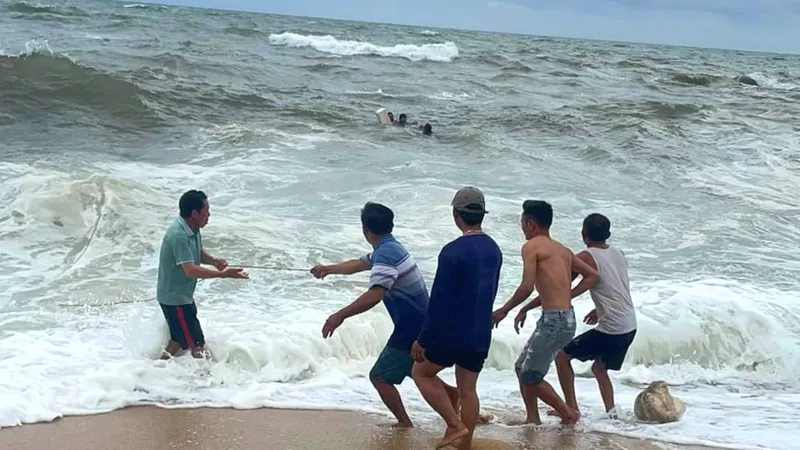 Quá trình đưa ngư dân bị nạn vào bờ