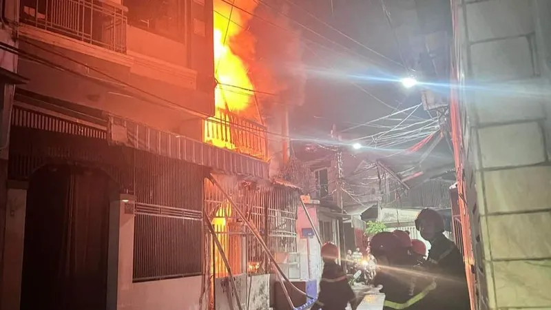 Giải cứu 6 người trong ngôi nhà bị cháy ở Đà Nẵng
